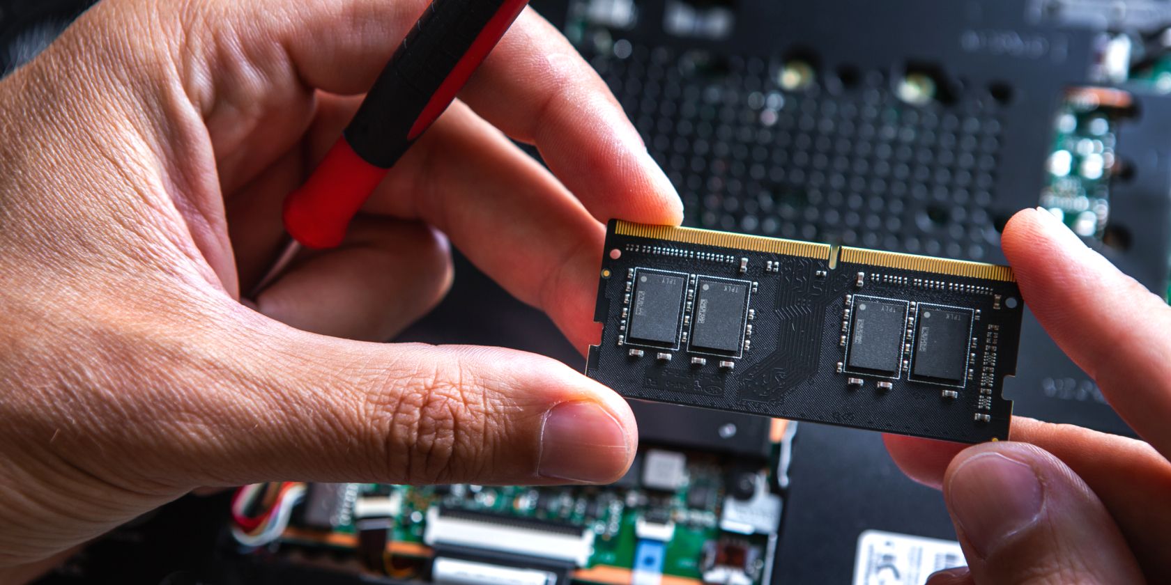 крупный план модулей оперативной памяти в ПК