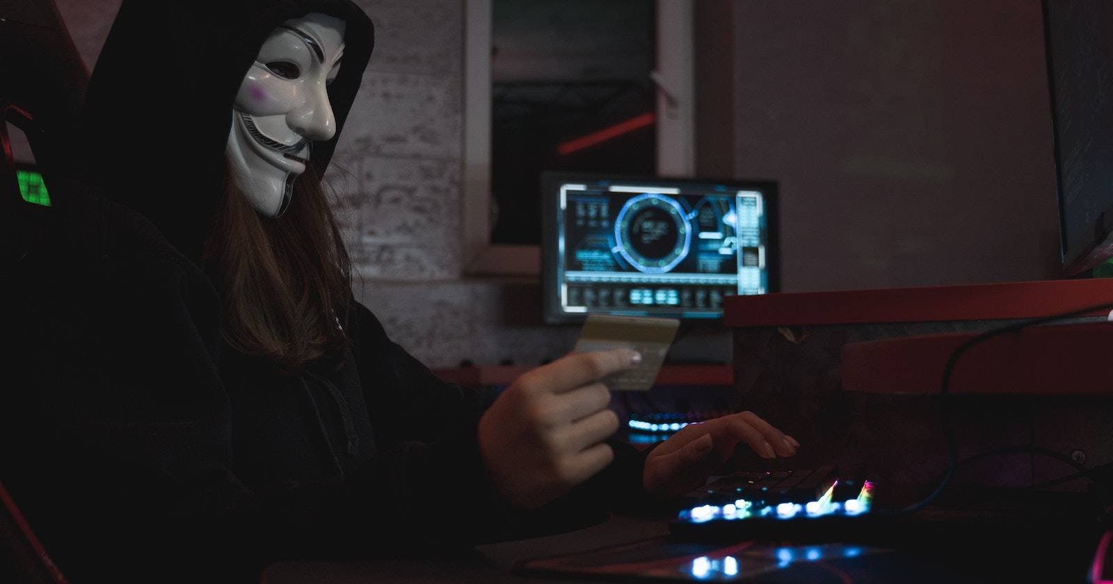 киберпреступник в маске Гая Фокса, символ V for Vendetta