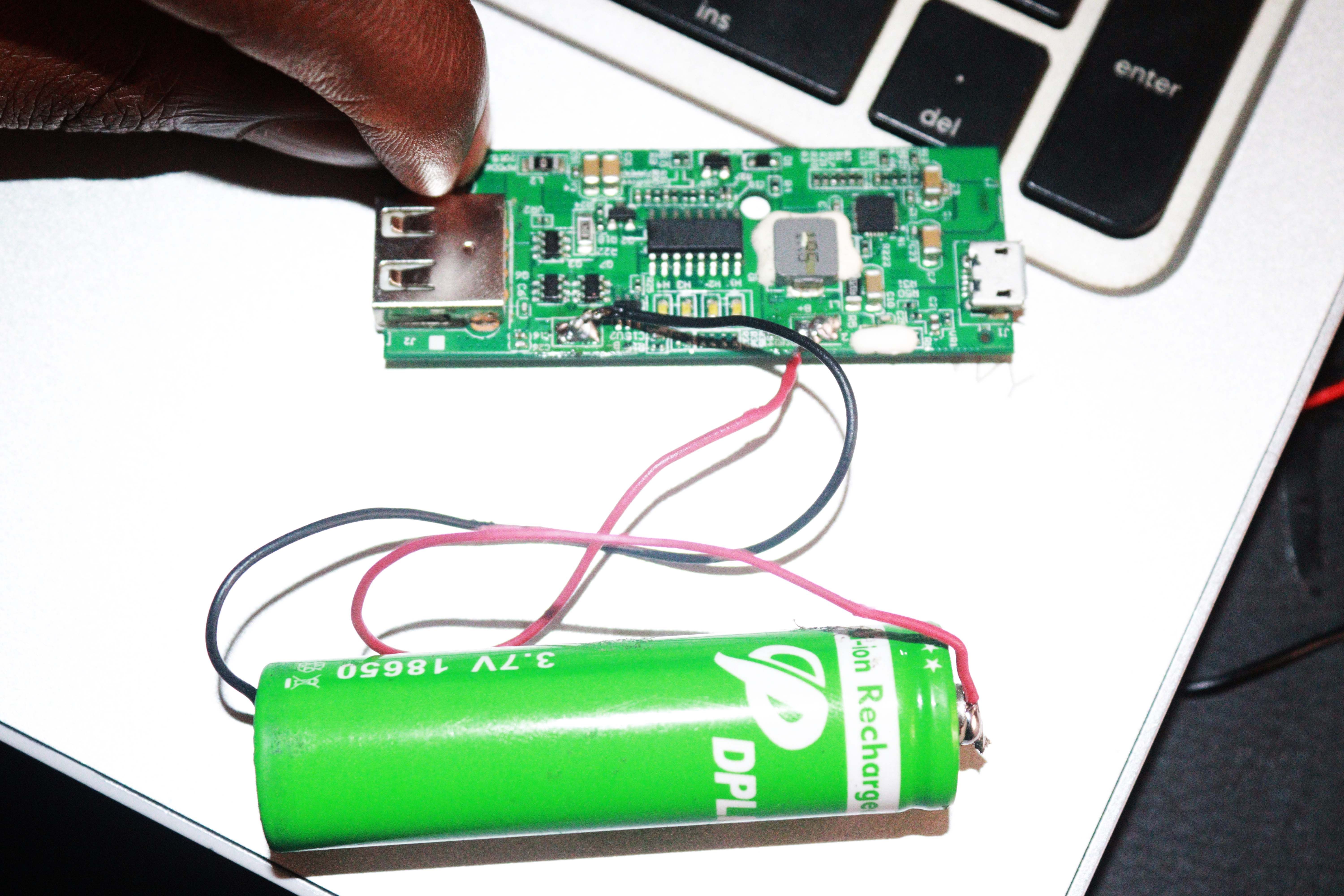 Аккумулятор, подключённый к зарядной плате