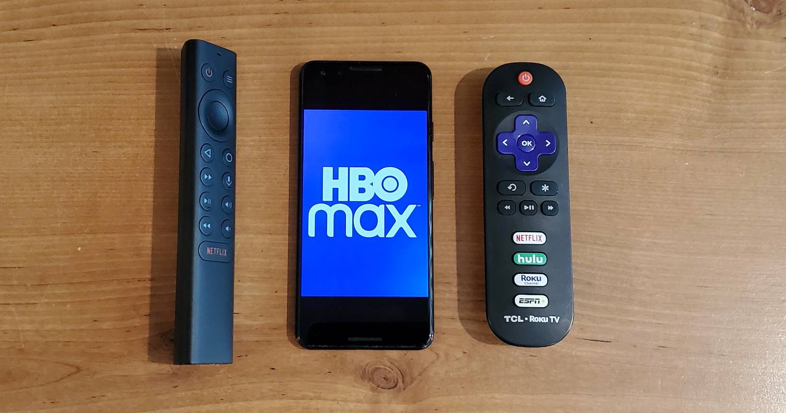 Пульт Roku и логотип HBO Max на экране телевизора