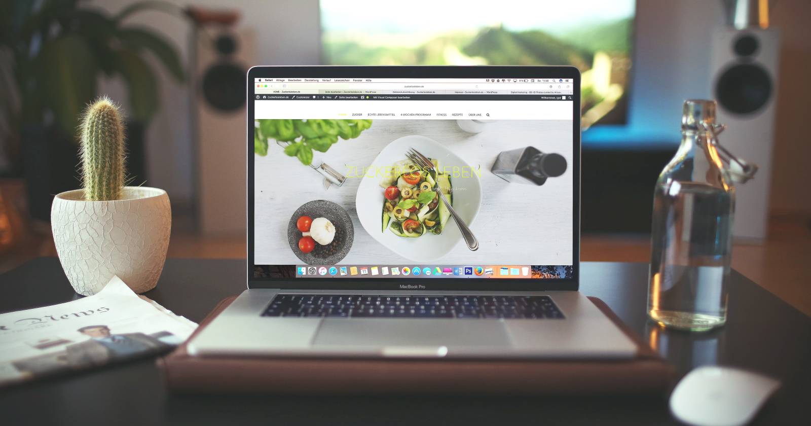 Ноутбук на столе с полноэкранным изображением