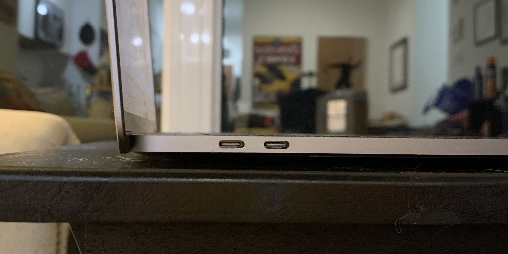 Вид двух USB-C портов на боковой грани MacBook Pro 2017