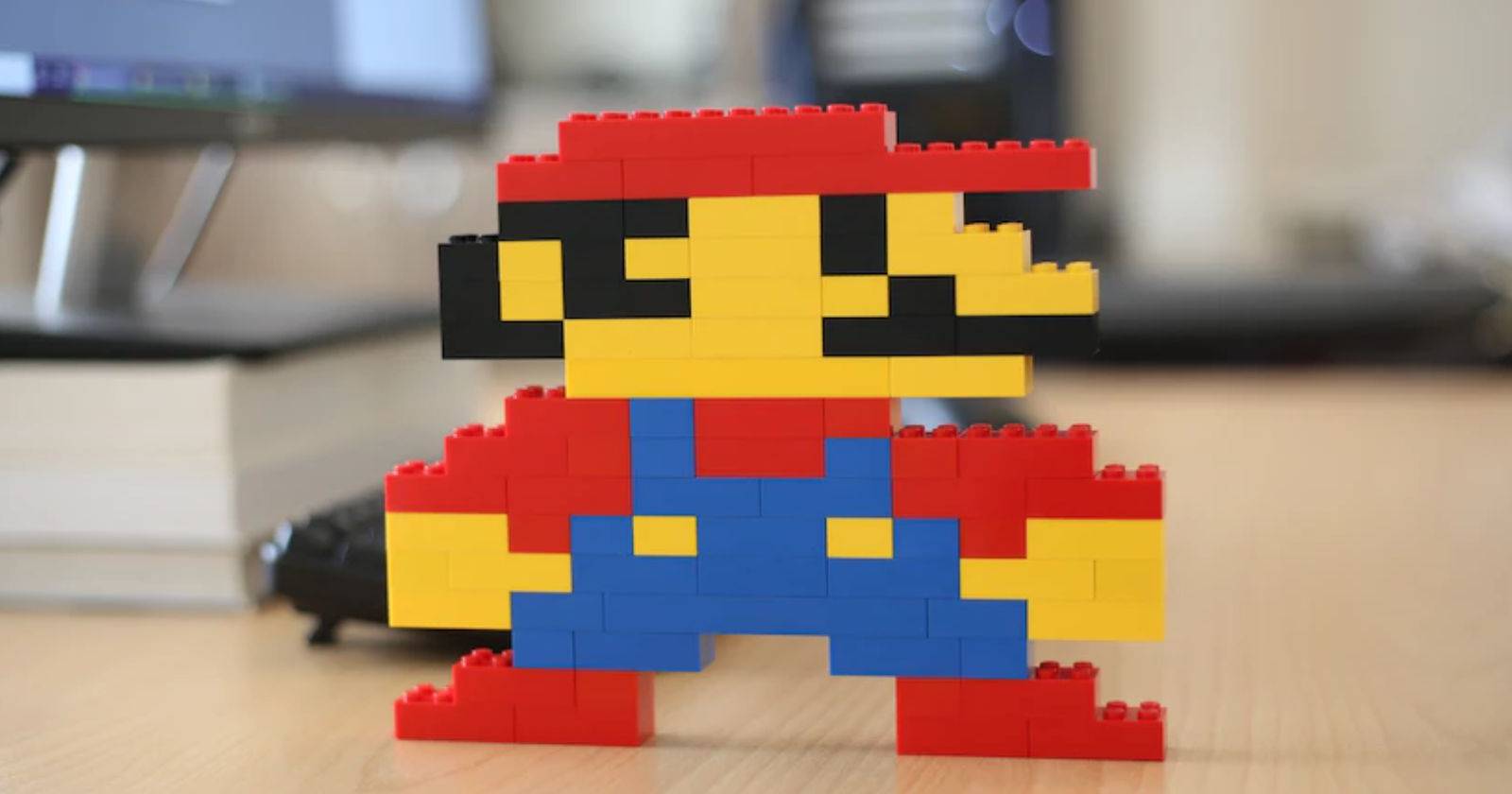 Модель Марио стоит на столе