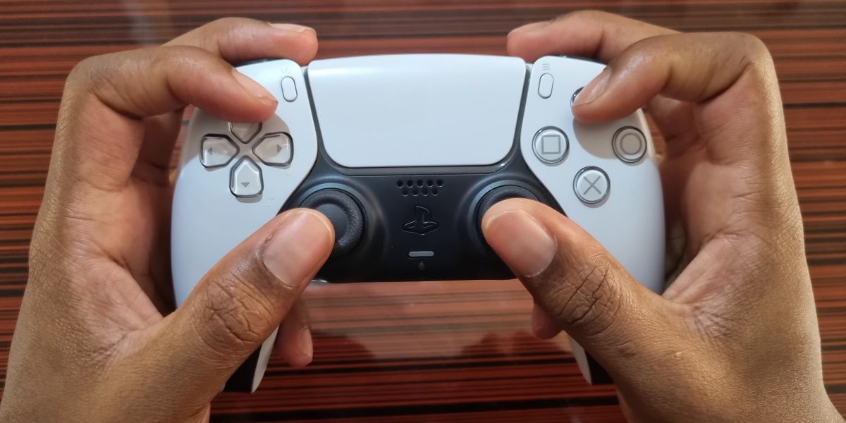 Хват «коготь» на контроллере PS5