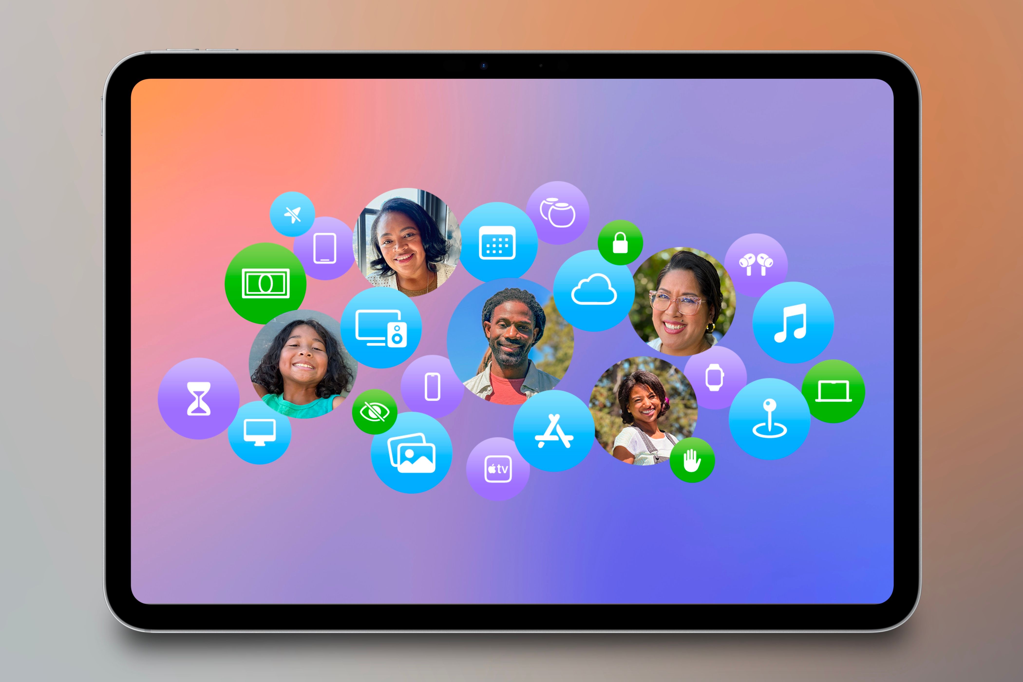 Иконки Family Sharing на iPad на цветном фоне.
