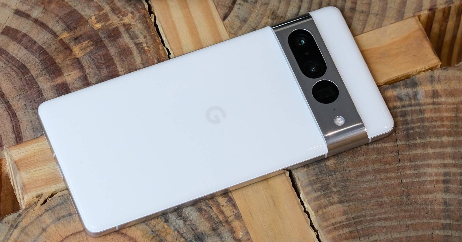 Pixel 7 на деревянном фоне