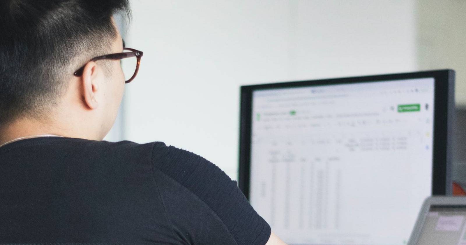 Человек работает с данными в Google Таблицах на ноутбуке