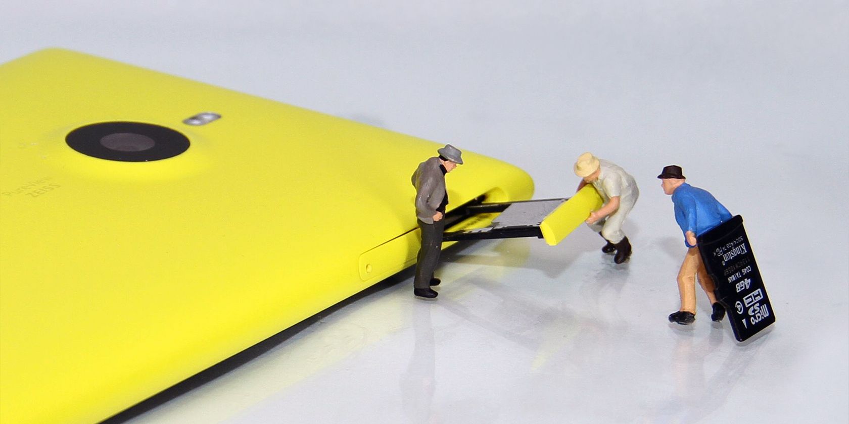 Установка карты памяти microSD в смартфон