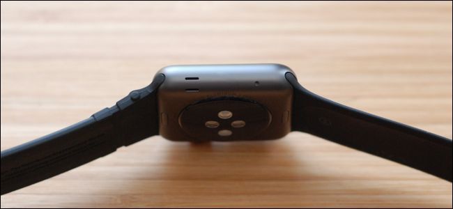 Сторонний ремешок Spigen слева, оригинал справа — демонстрация подгонки