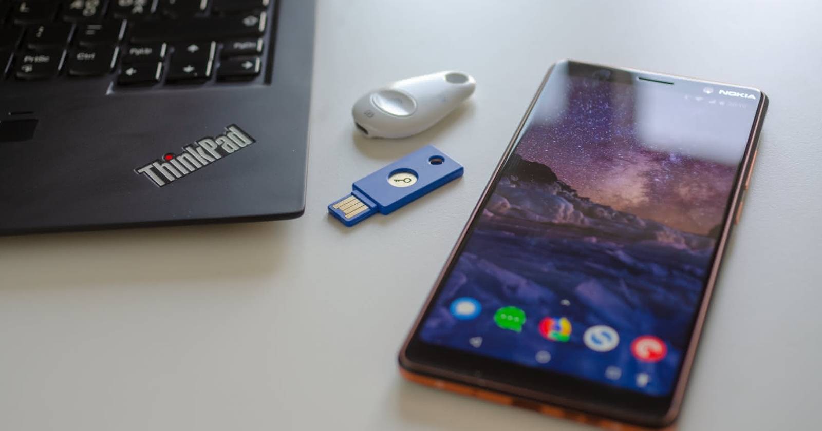 YubiKey рядом со смартфоном и ноутбуком