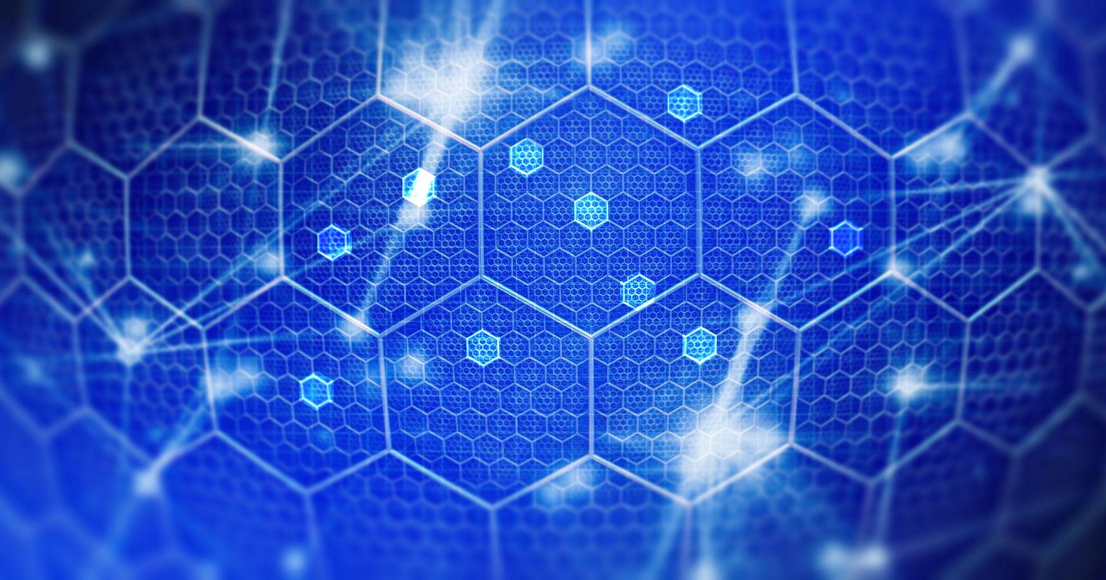 Программирование блокчейн: разработчик у монитора с диаграммой распределённой сети