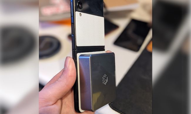 Батарейный блок MagSafe на Galaxy Z Flip 3