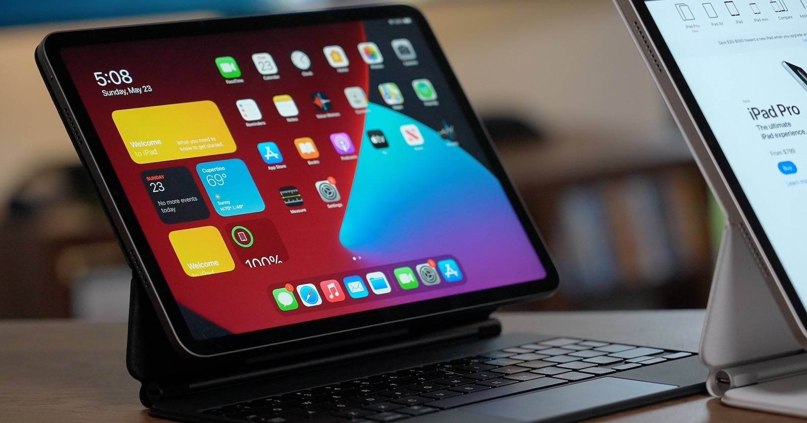 магическая клавиатура для iPad Air и iPad Pro на столе