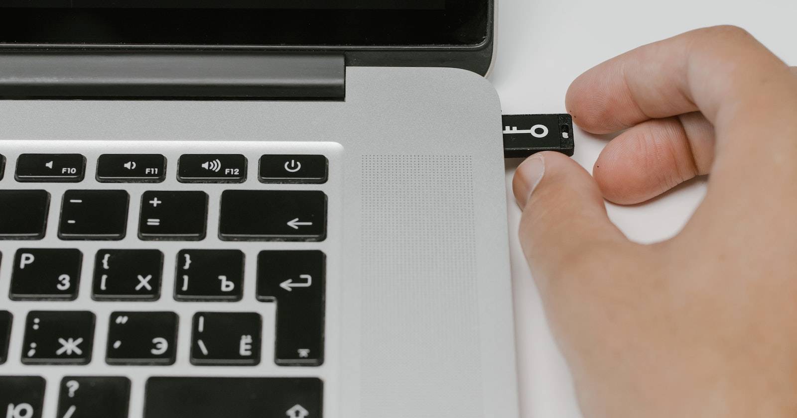 микроSD карта, используемая для хранения фотографий пломб