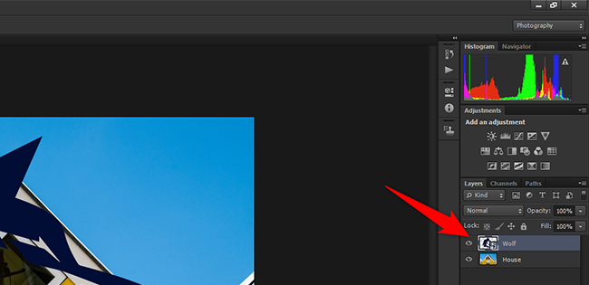Выберите слой в панели «Слои» в Photoshop.