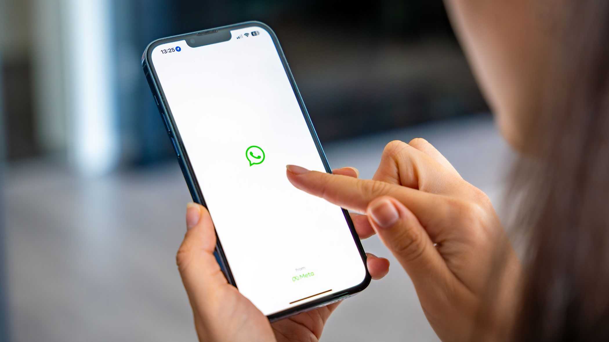 пользователь использует WhatsApp на смартфоне с открытым чатом
