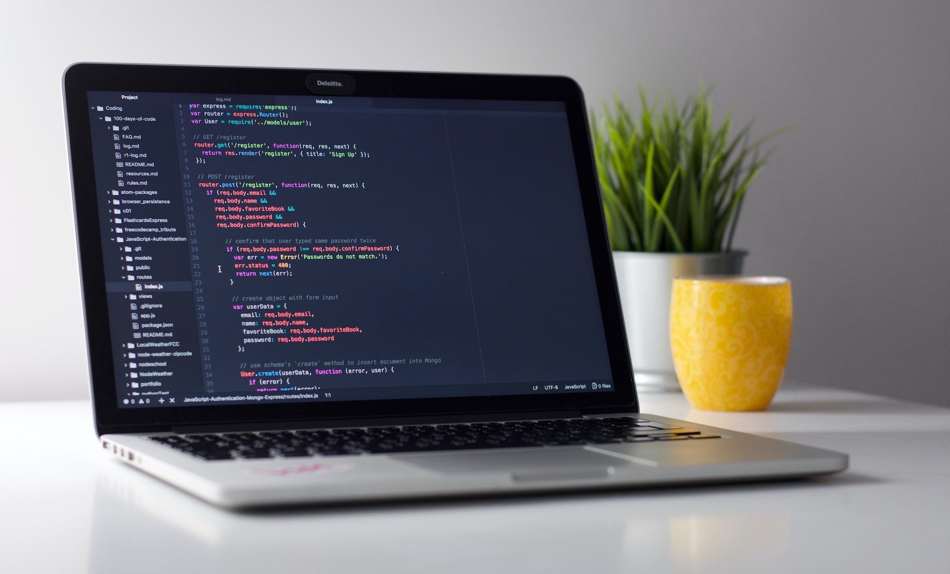 Ноутбук с кодом на экране