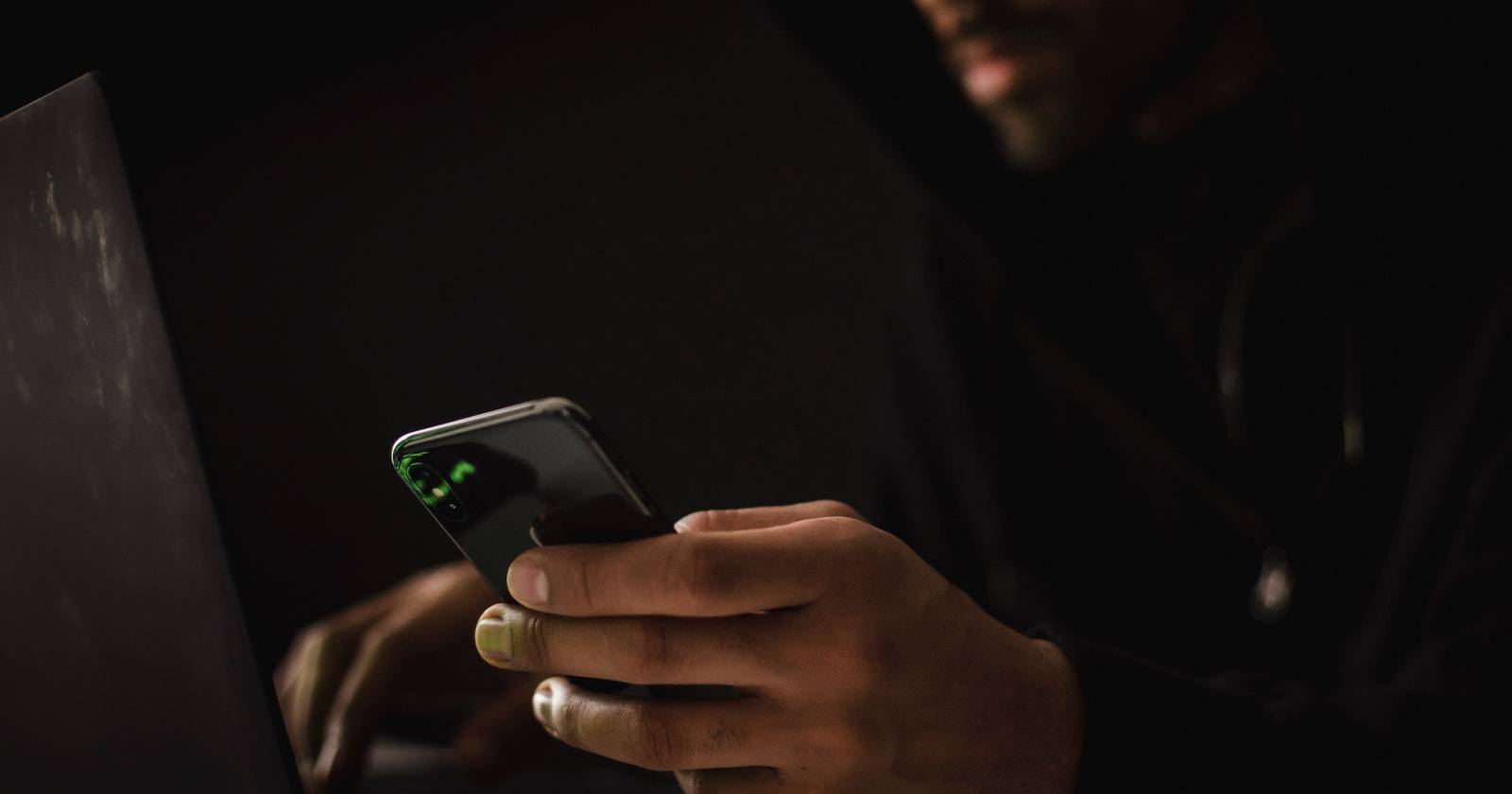 Аналитик по кибербезопасности отслеживает трафик телефона