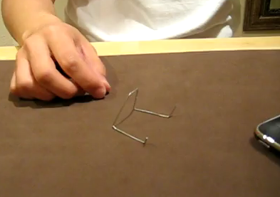 Скрепка, согнутая в форму подставки для телефона