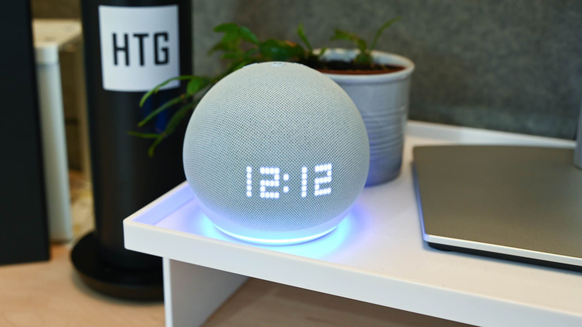 Amazon Alexa Dot 5-го поколения, на экране отображено время.