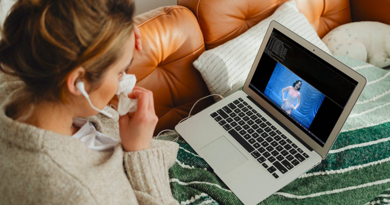 женщина смотрит клип Taylor Swift Bejeweled на MacBook