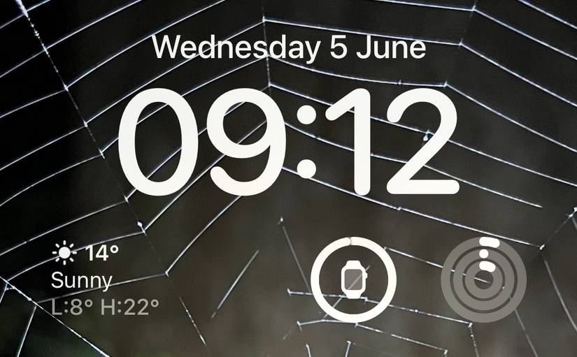 Widgets météo, batterie et activité sur un écran verrouillé d'iPhone.