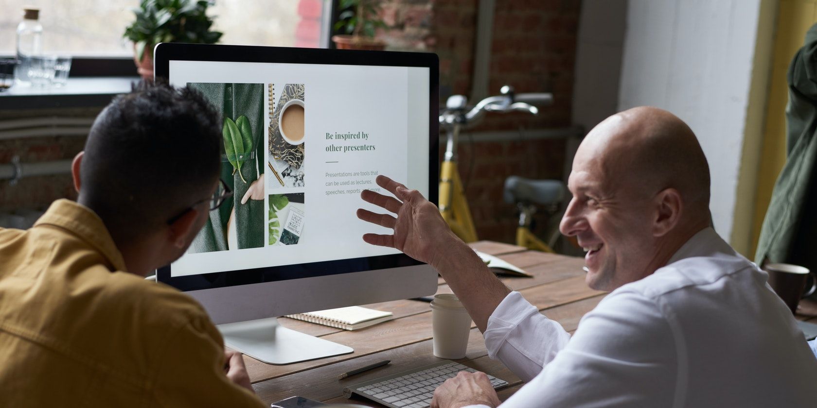 Два мужчины общаются у компьютера