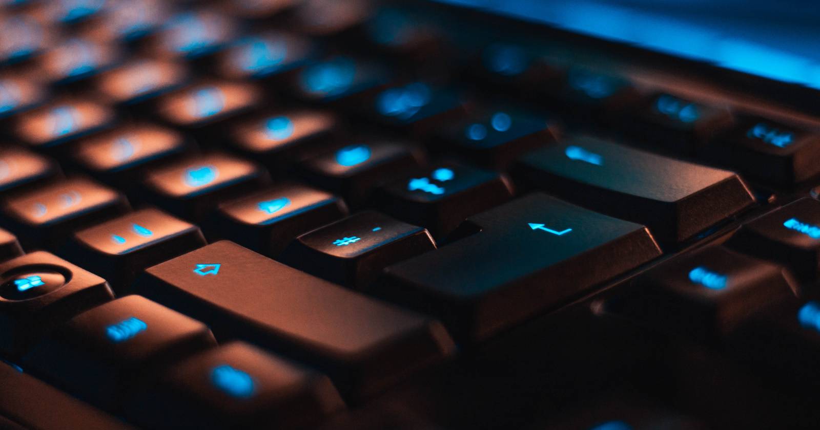 Tastatur mit blauer Hintergrundbeleuchtung auf schwarzen Tasten