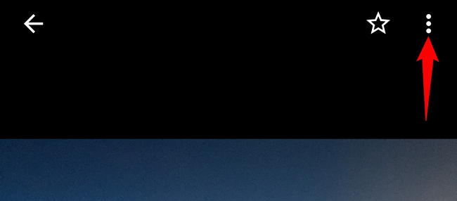 Найдите три точки в правом верхнем углу экрана фото.