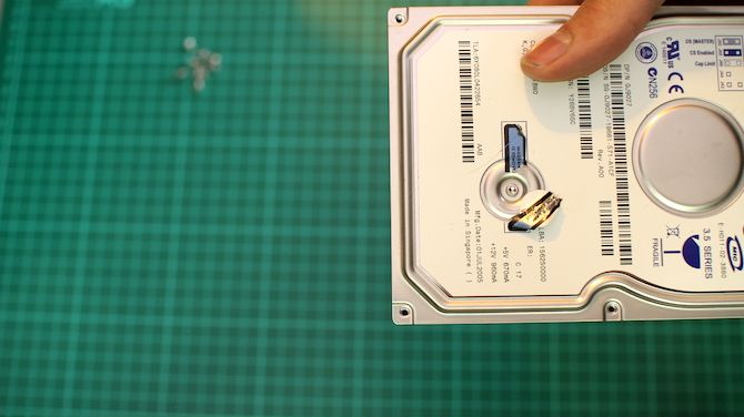 Наклейка гарантии на корпусе HDD, под которой может быть скрыт винт