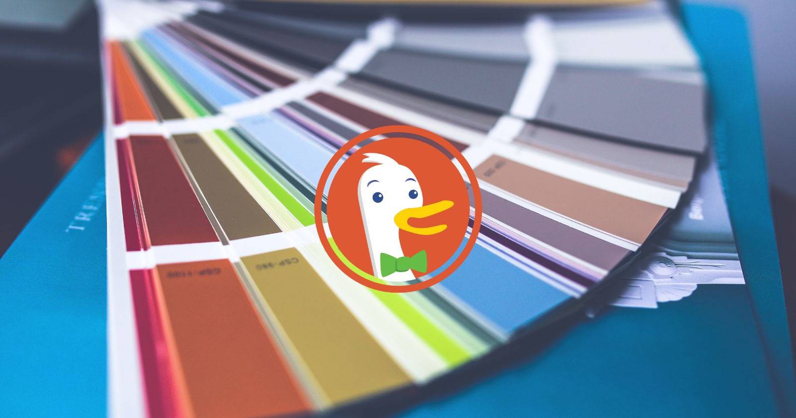 Логотип DuckDuckGo на фоне цветовой палитры
