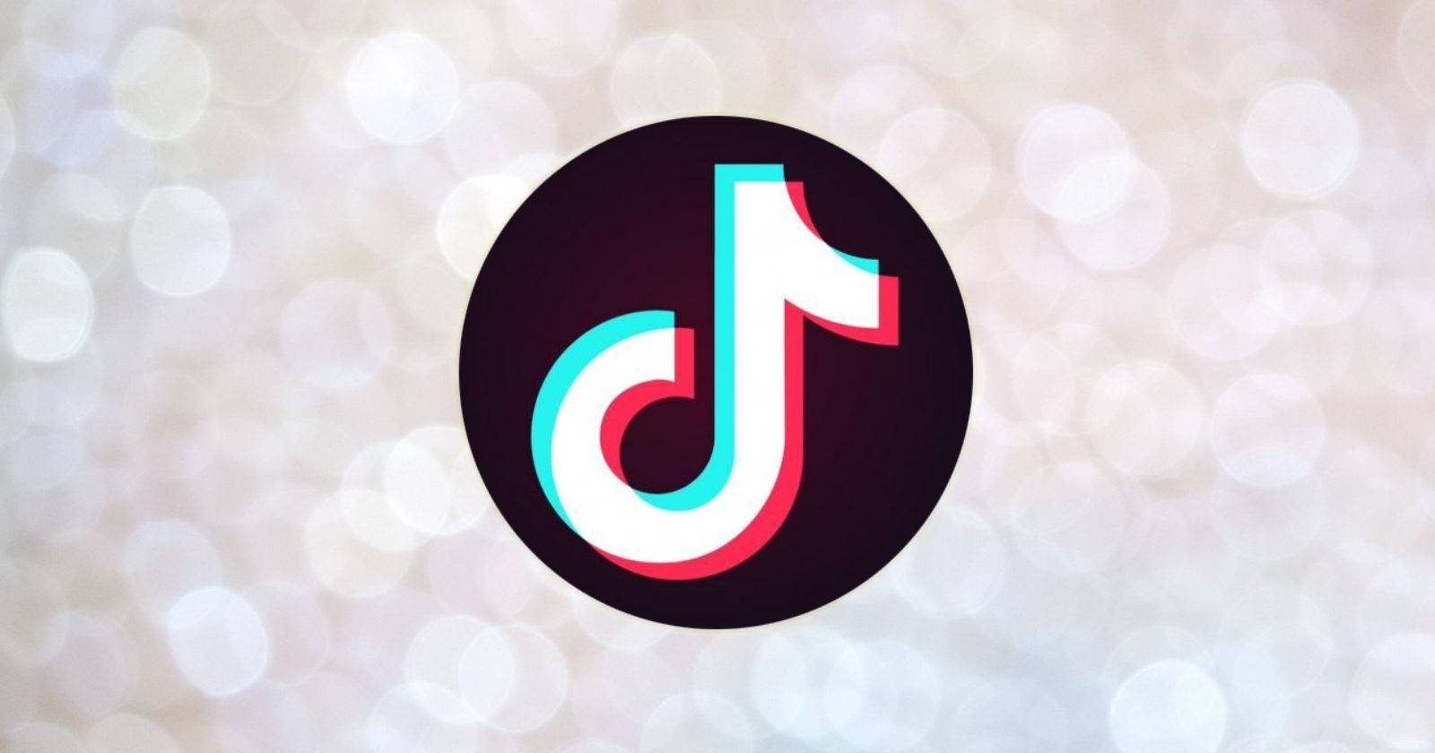 Логотип TikTok на чёрном фоне