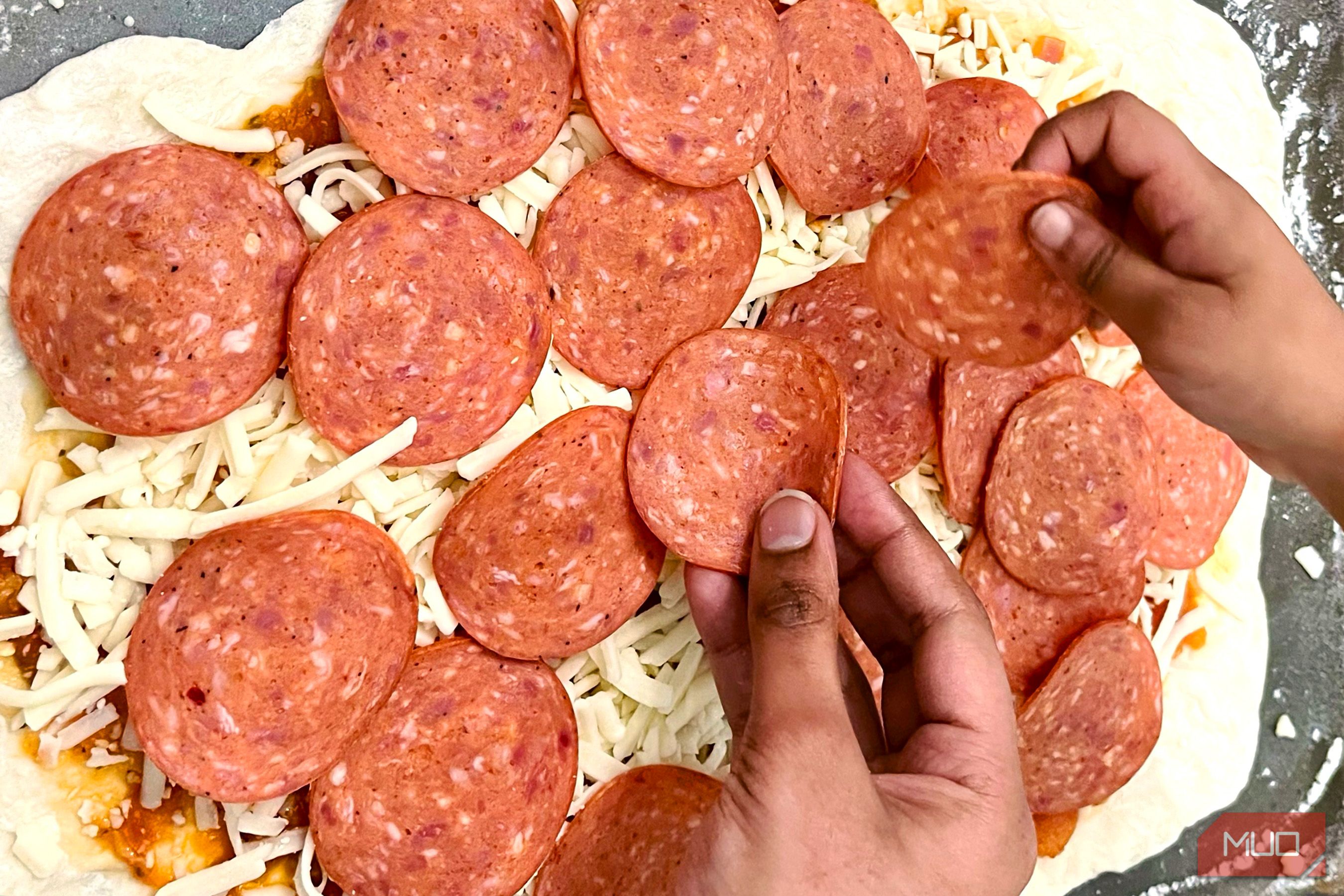 Процесс приготовления пиццы: руки и тесто