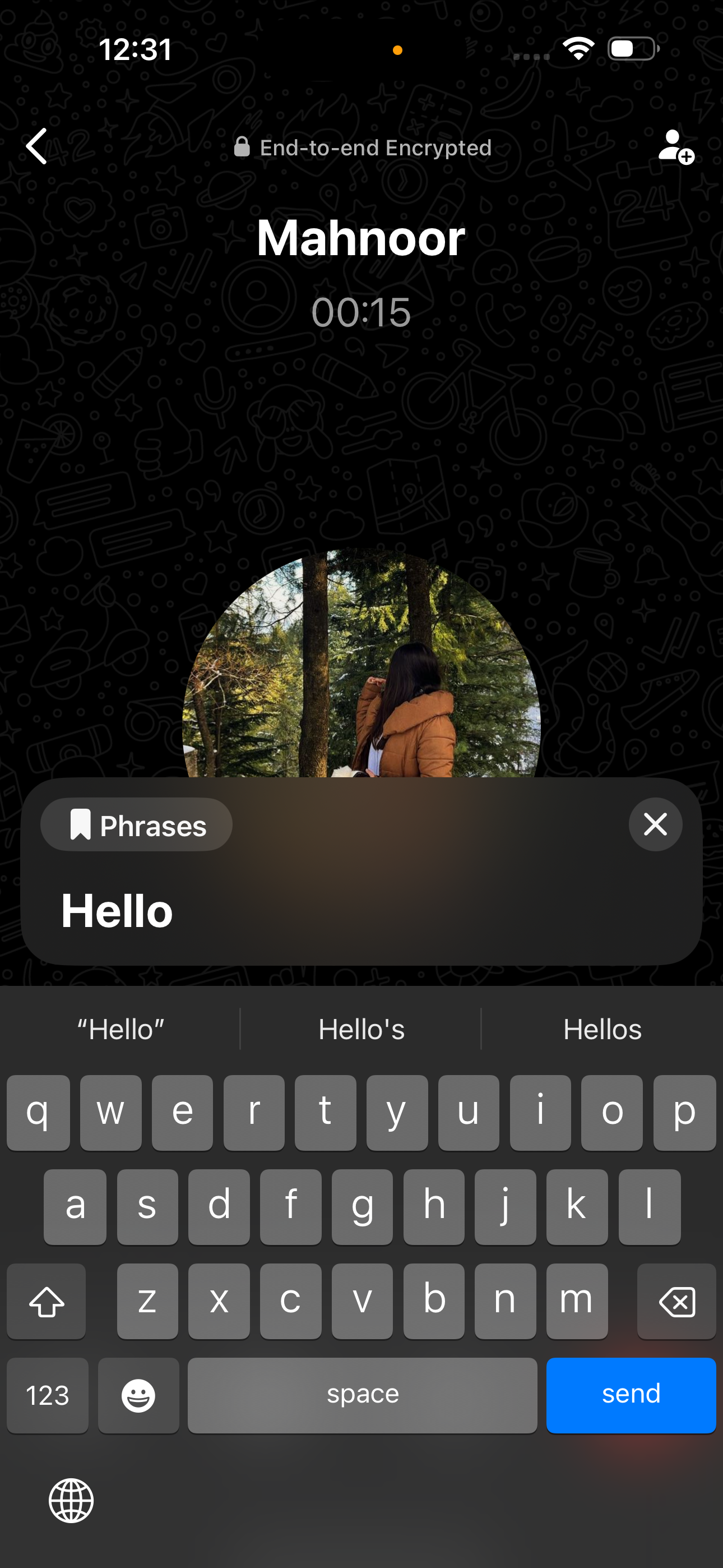 использование Live Speech во время звонка WhatsApp на iPhone