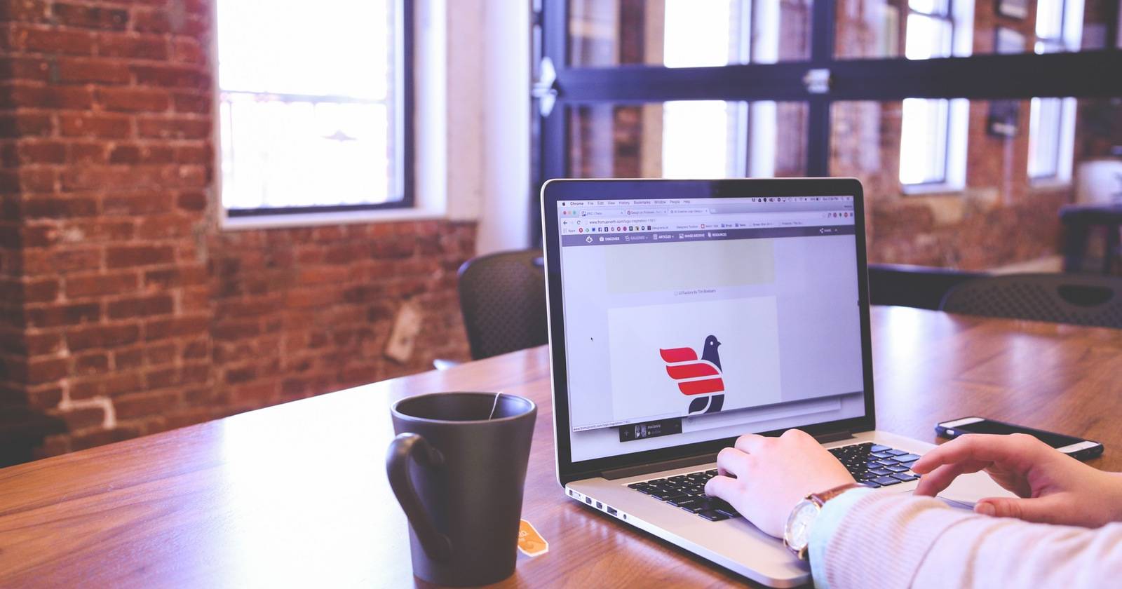 Пример масштабируемого логотипа, сохраняющего чёткость на разных экранах