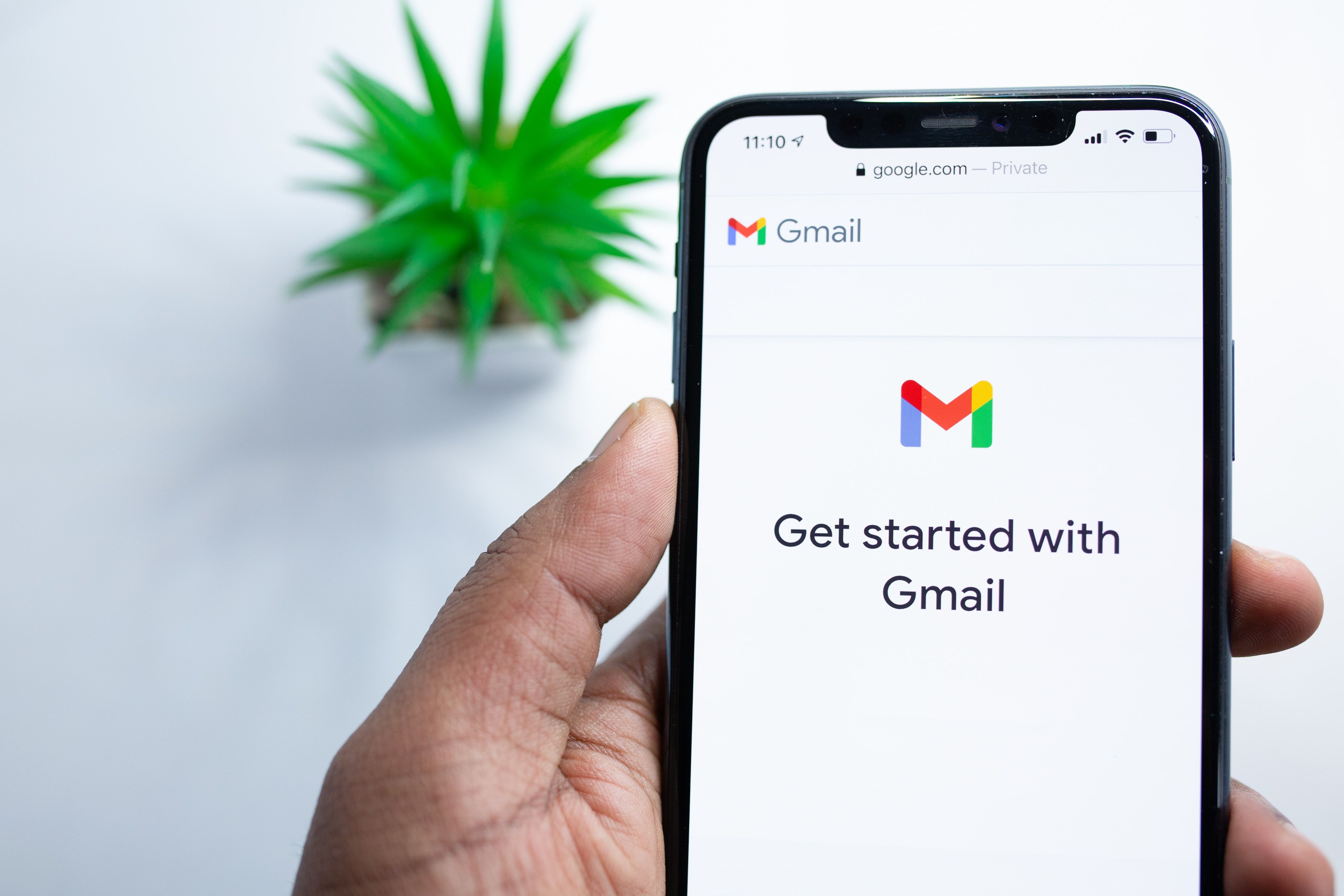 Мужчина держит телефон с почтой Gmail