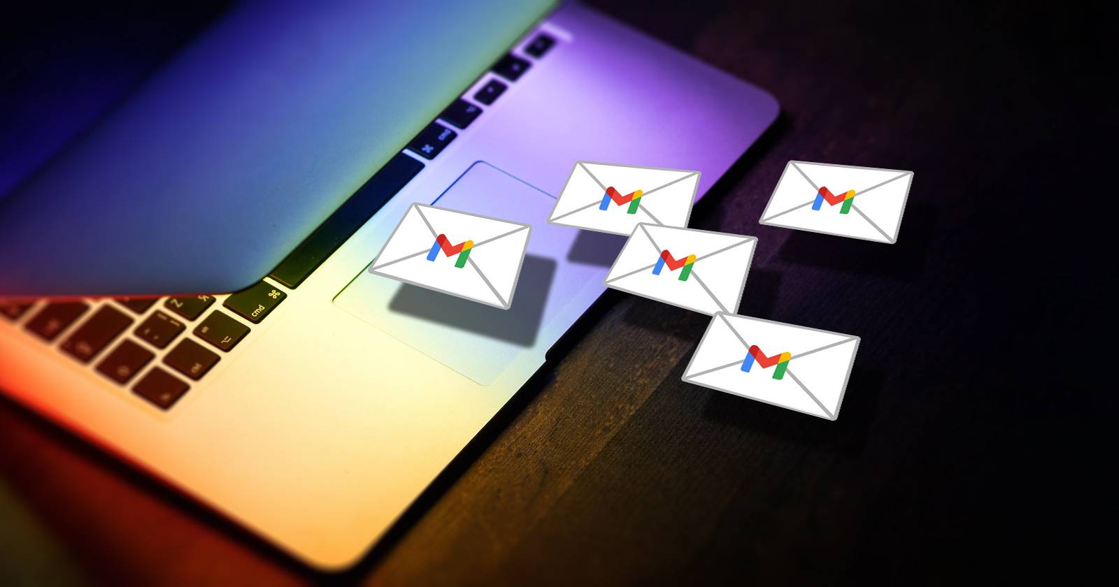 Конверты с логотипом Gmail, вылетающие из ноутбука