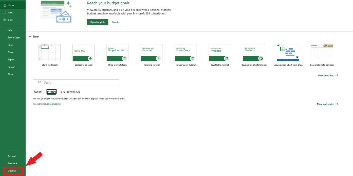Меню Файл в Excel с красной стрелкой, указывающей на слово Параметры в левом нижнем углу