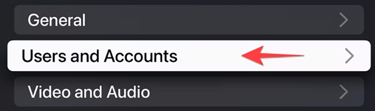 Параметр Пользователи и аккаунты в приложении Настройки Apple TV