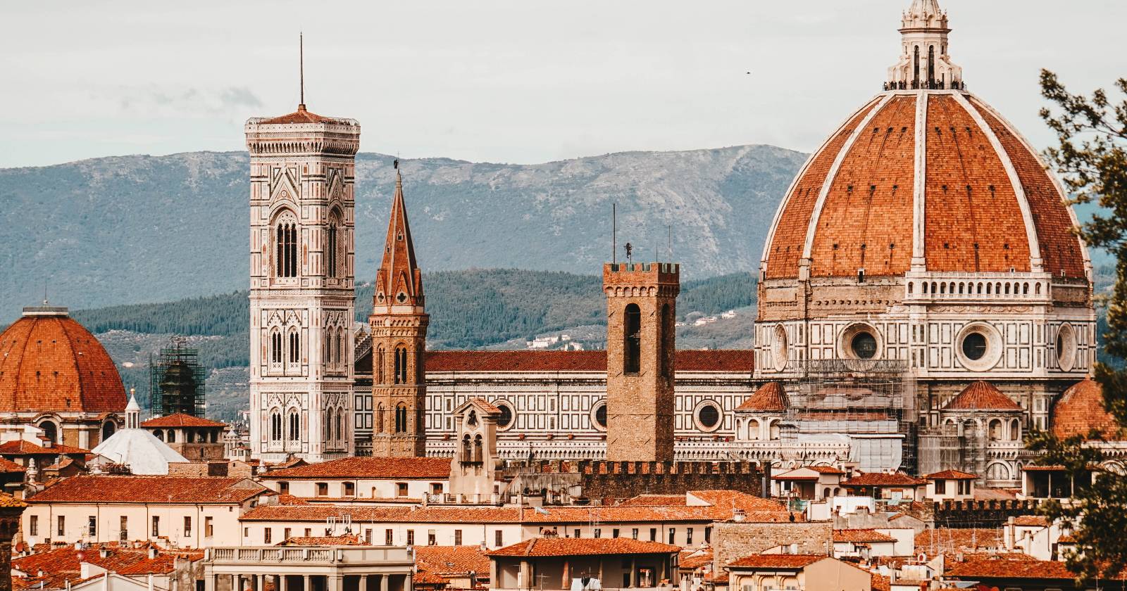 Крупный план городской застройки с высоты