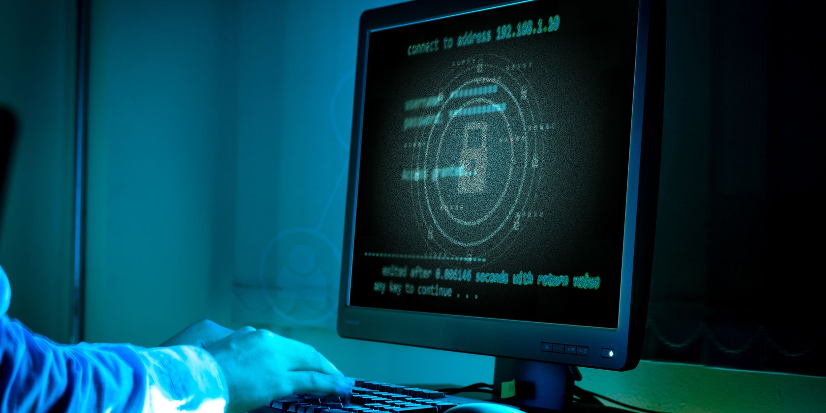 Человек-разработчик вымогателя на фоне кода