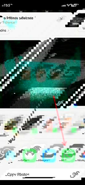 Выбор WhatsApp при отправке фото из приложения Фото на iPhone.