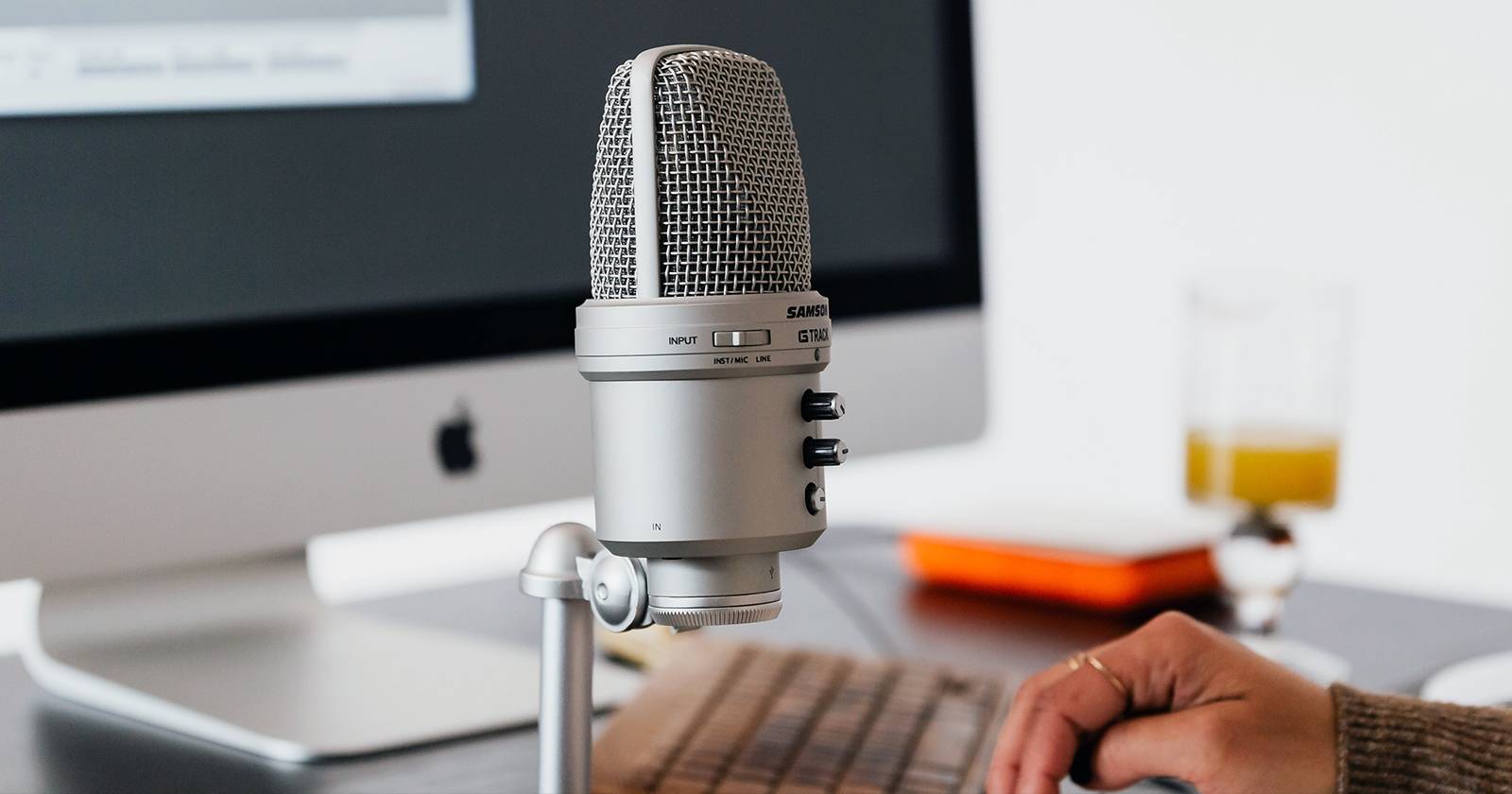 USB-микрофон на столе