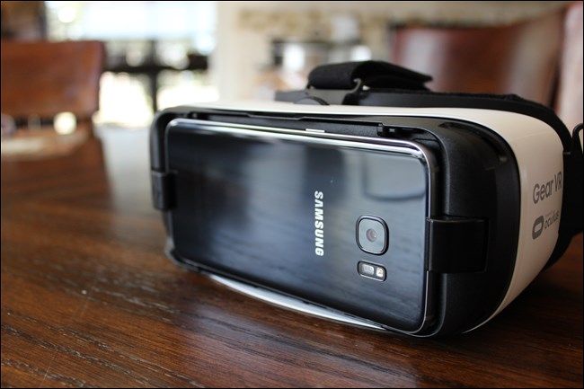 Фиксация телефона в правой защёлке Gear VR