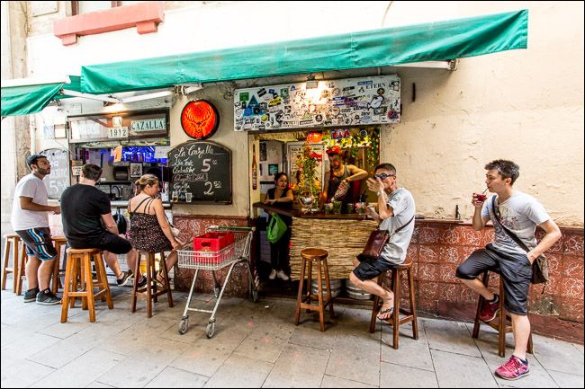 Хаотичная сцена с множеством конкурирующих цветов