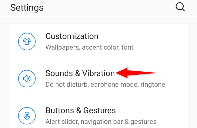 Выберите «Звуки и вибрация» в Настройках