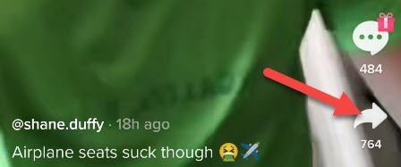 Нажмите иконку «Поделиться» на видео.