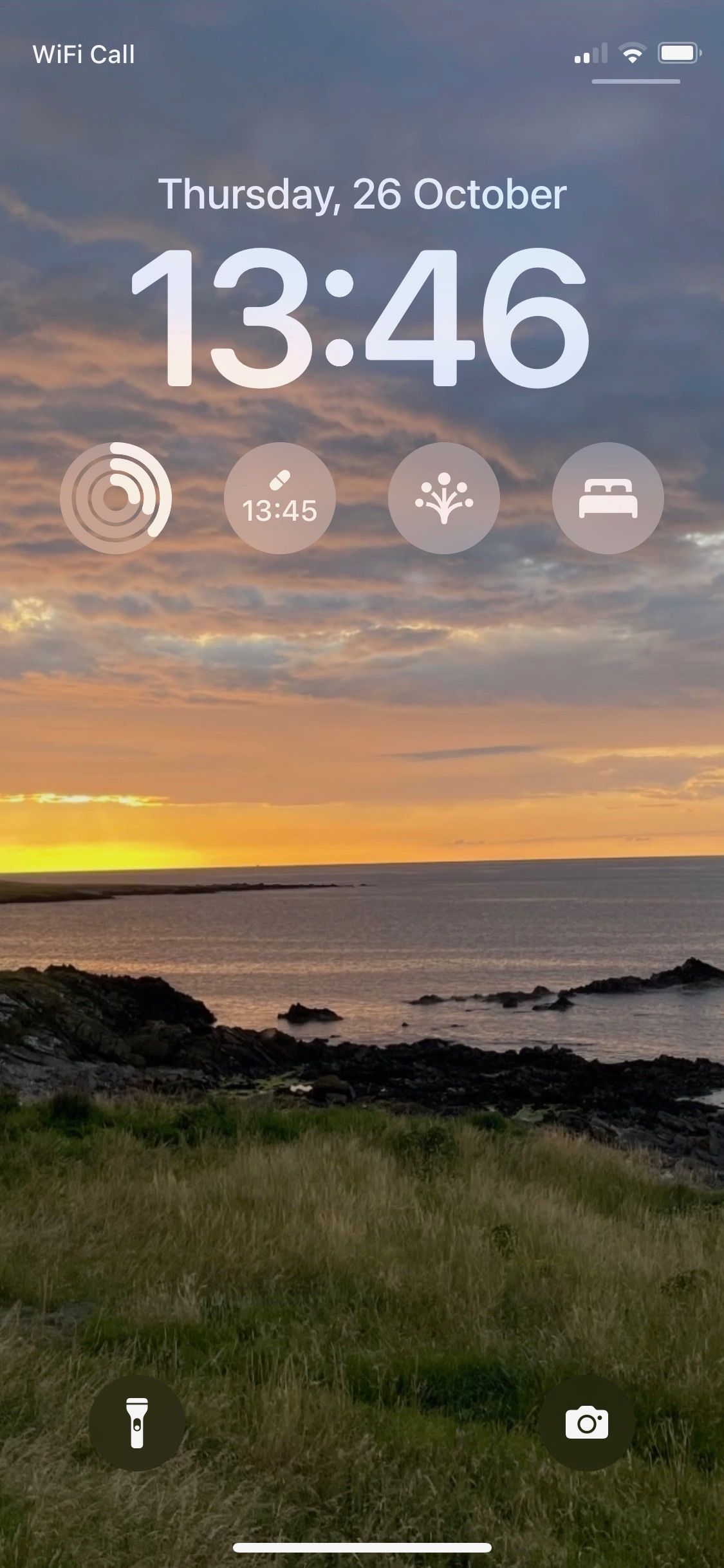 экран блокировки iOS с напоминанием о приёме лекарства в виджете