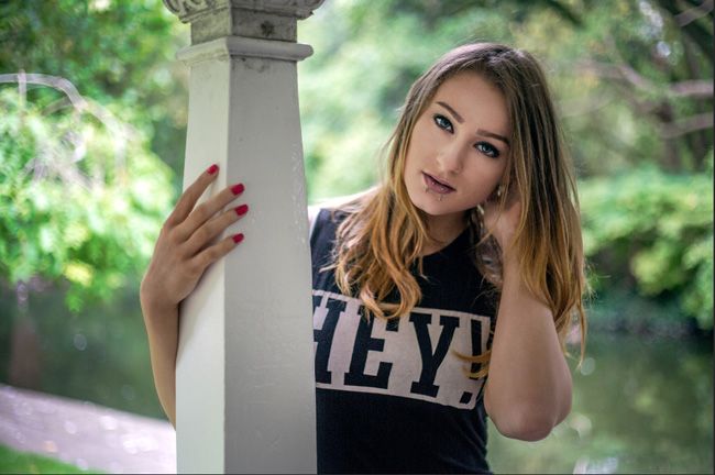 Отвлекающий яркий фон с зелёными листьями