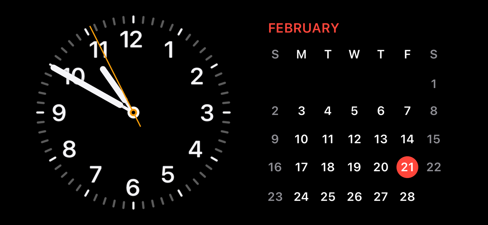 iPhone в режиме StandBy с часами и календарём